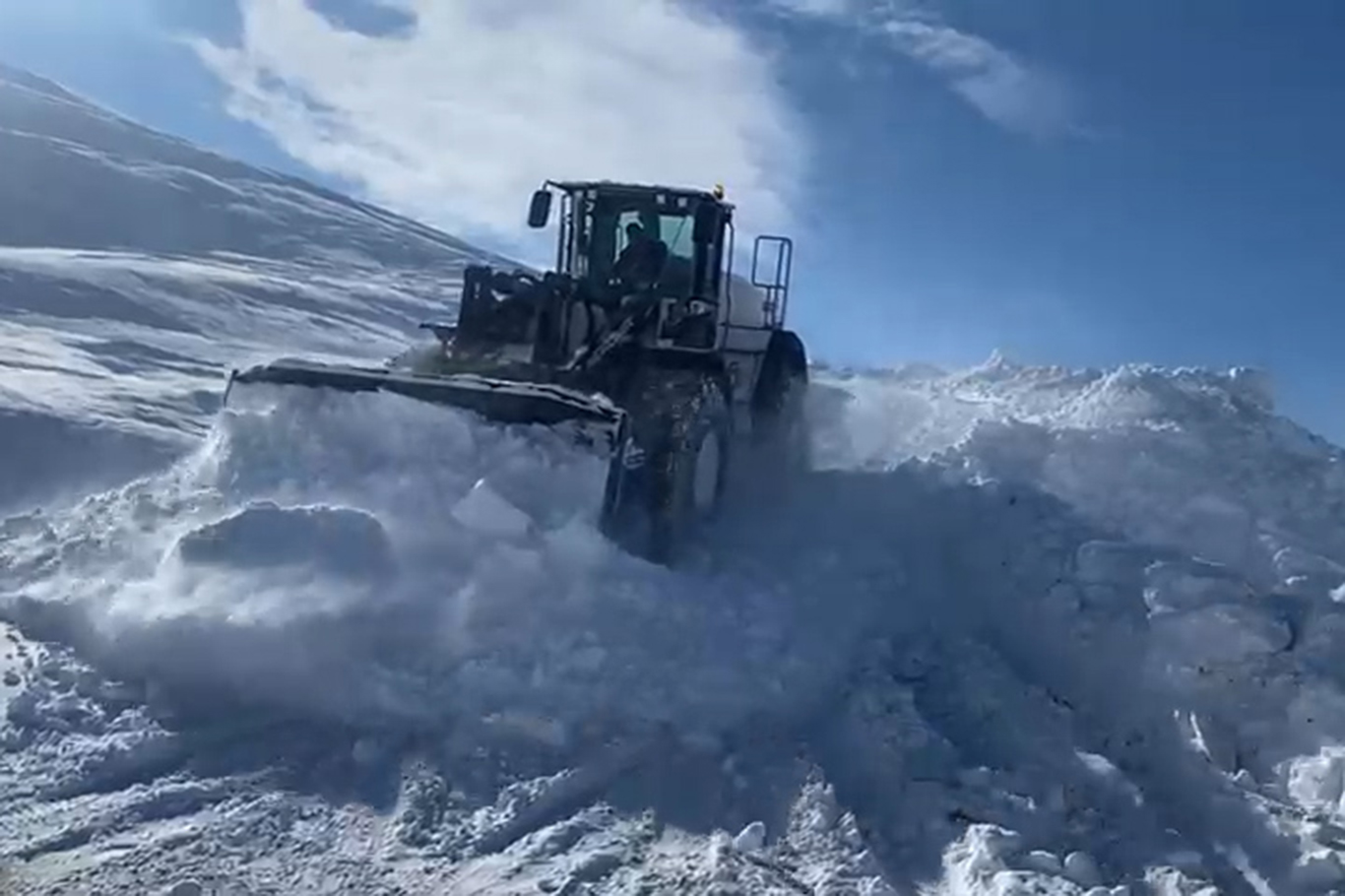 Şırnak’ta kar nedeniyle kapanan köy yolları için çalışmalar sürüyor