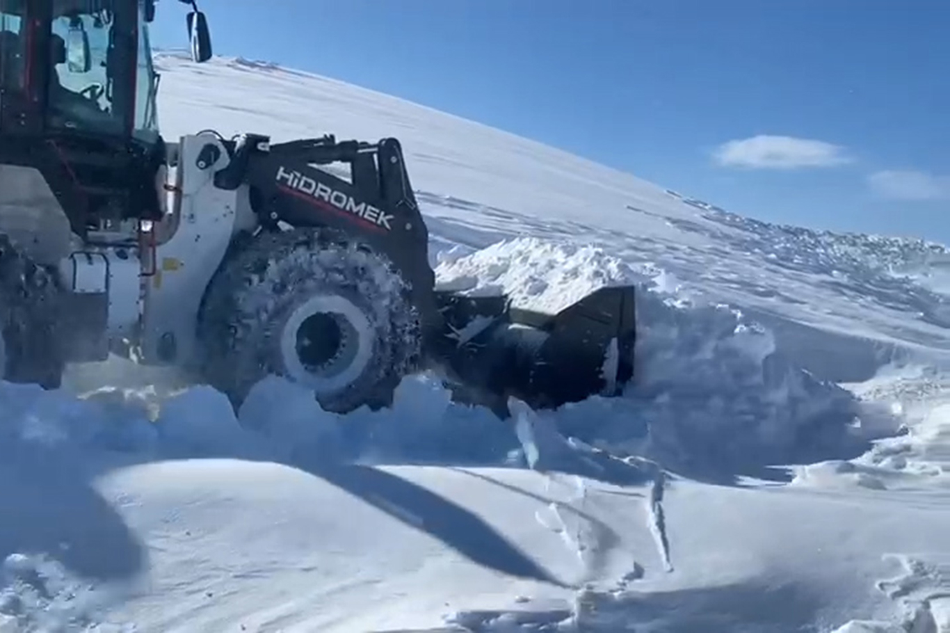 Şırnak’ta kar nedeniyle kapanan köy yolları için çalışmalar sürüyor