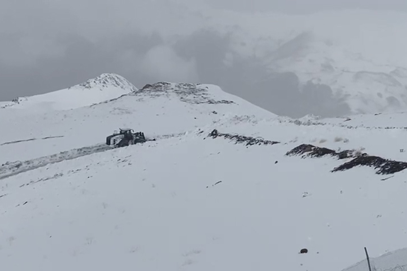 Şırnak’ta kar nedeniyle kapanan köy yolları için çalışmalar sürüyor