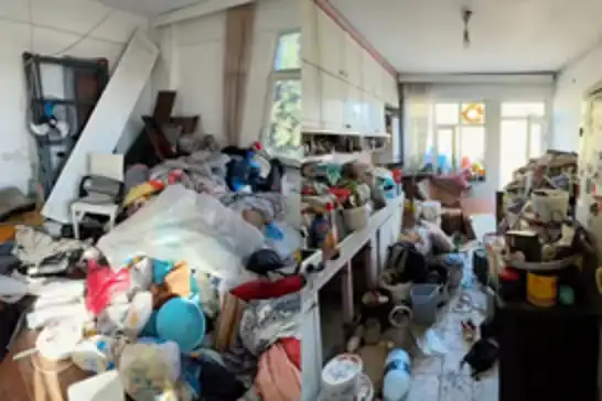 Karabük’te çöplerle dolu evden 10 kamyon atık çıkarıldı