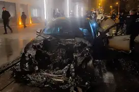 Mardin’de park halindeki otomobil alev aldı