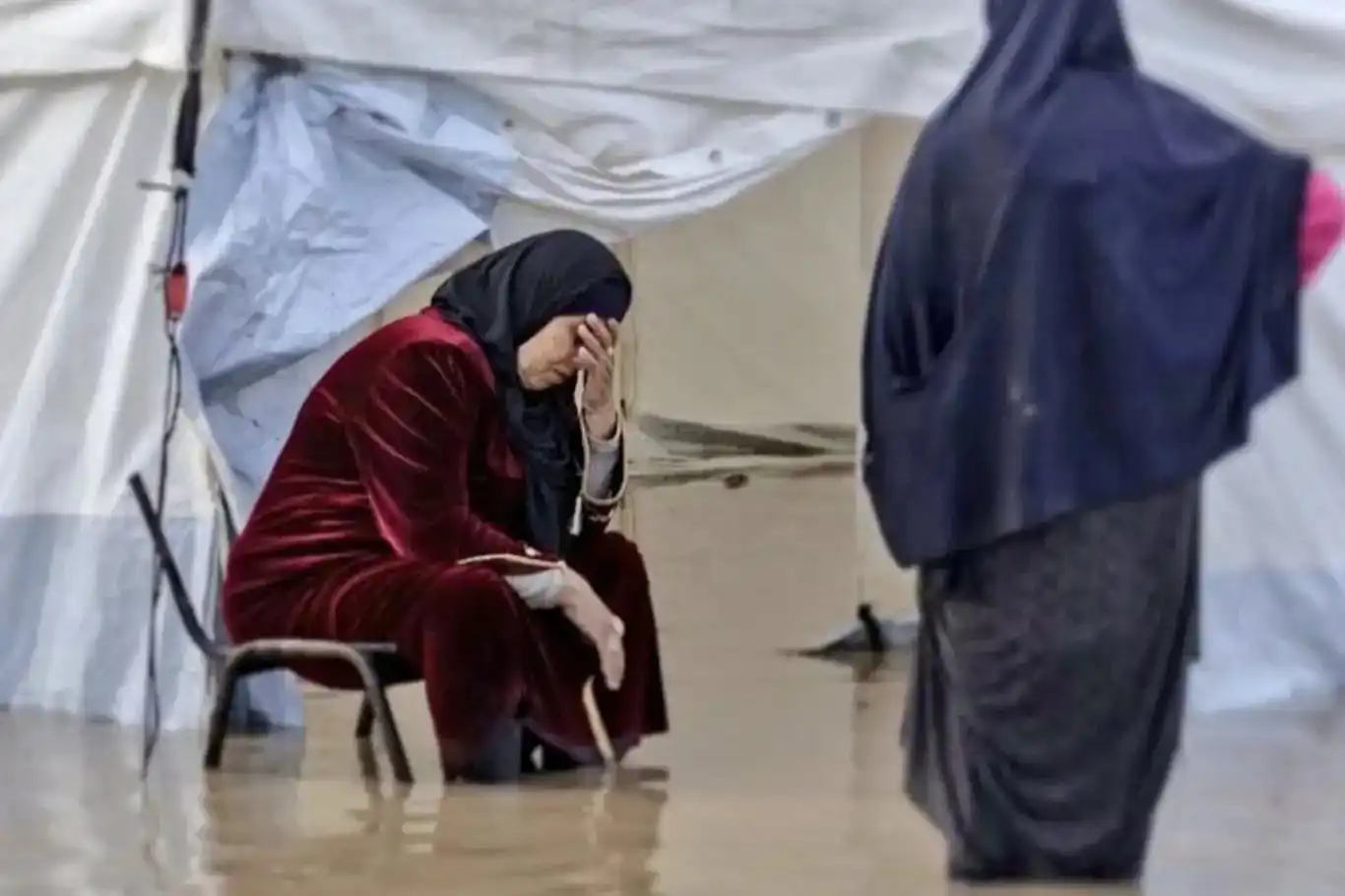 وفاة 17 شخصًا في غزة جراء الأمطار والطقس البارد