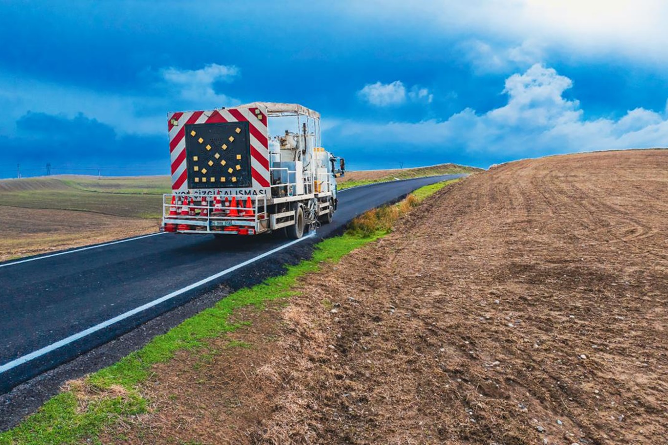 Batman'da köy yollarında yol çizgi ve işaretlemeleri yapıldı