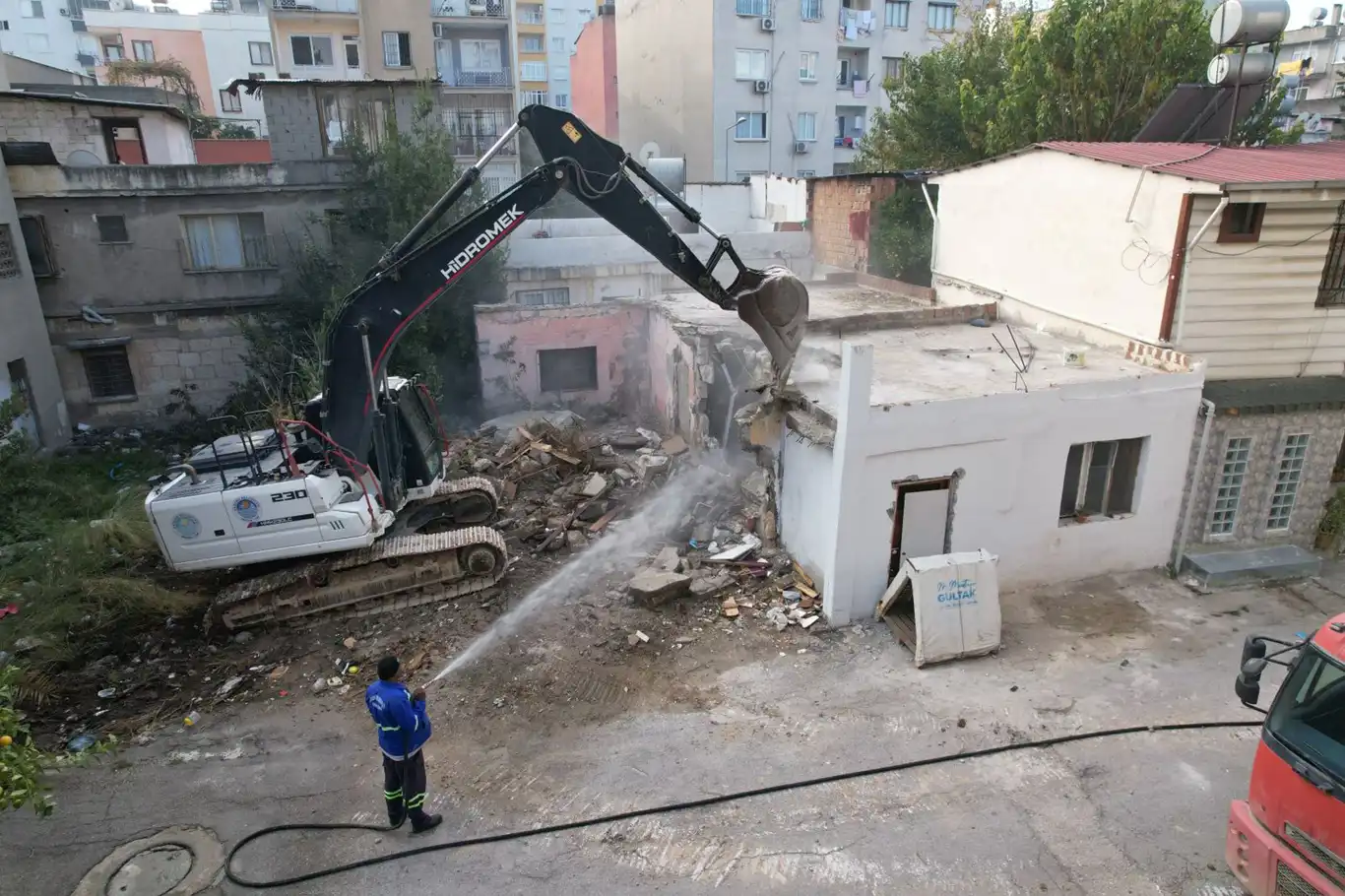 Mersin'de ağır hasarlı bina kontrollü yıkıldı