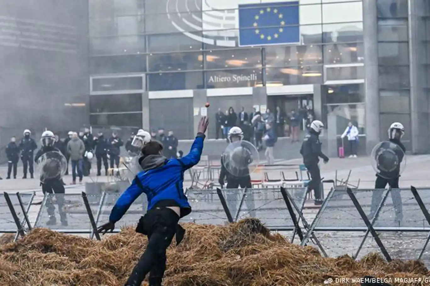 Brüksel'de polis ve çiftçiler arasında çatışma 