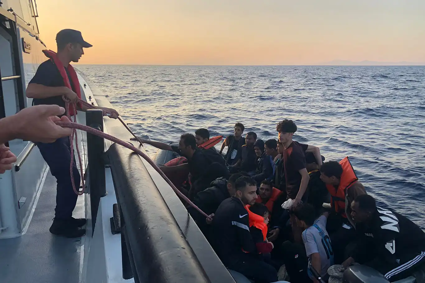 İzmir açıklarında  79 düzensiz göçmen yakalandı