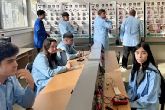 Meslek lisesi öğrencileri, elektrik panosuyla kodlama robotu üretiyor