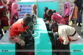 ئیهۆ ئەبرار لە وڵاتی ئەتیۆپیا بیرێکی ئاو دروست دەکات و هاوکاری دابەش دەکات