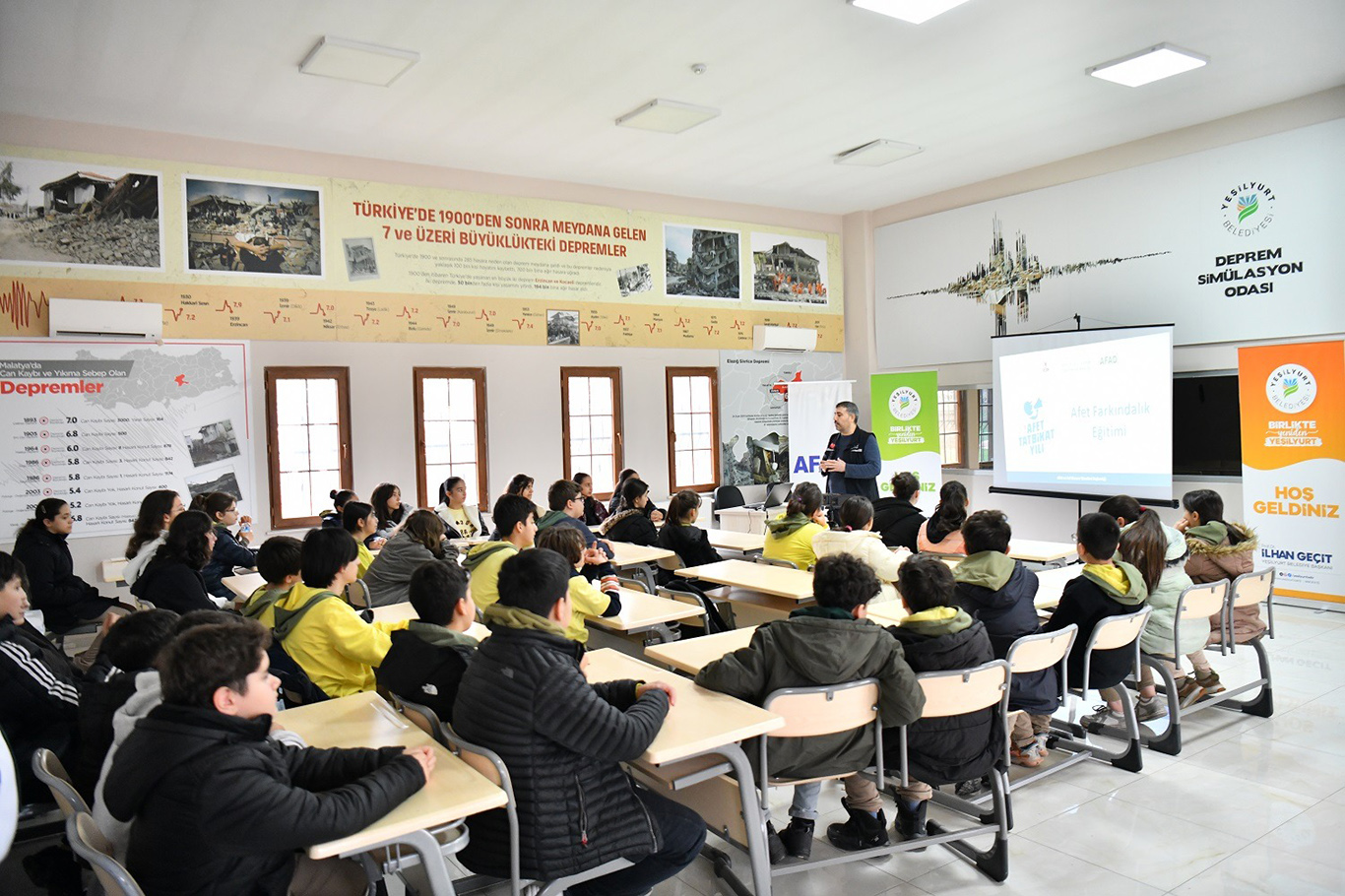 Yeşilyurt'ta öğrencilere uygulamalı deprem eğitimi