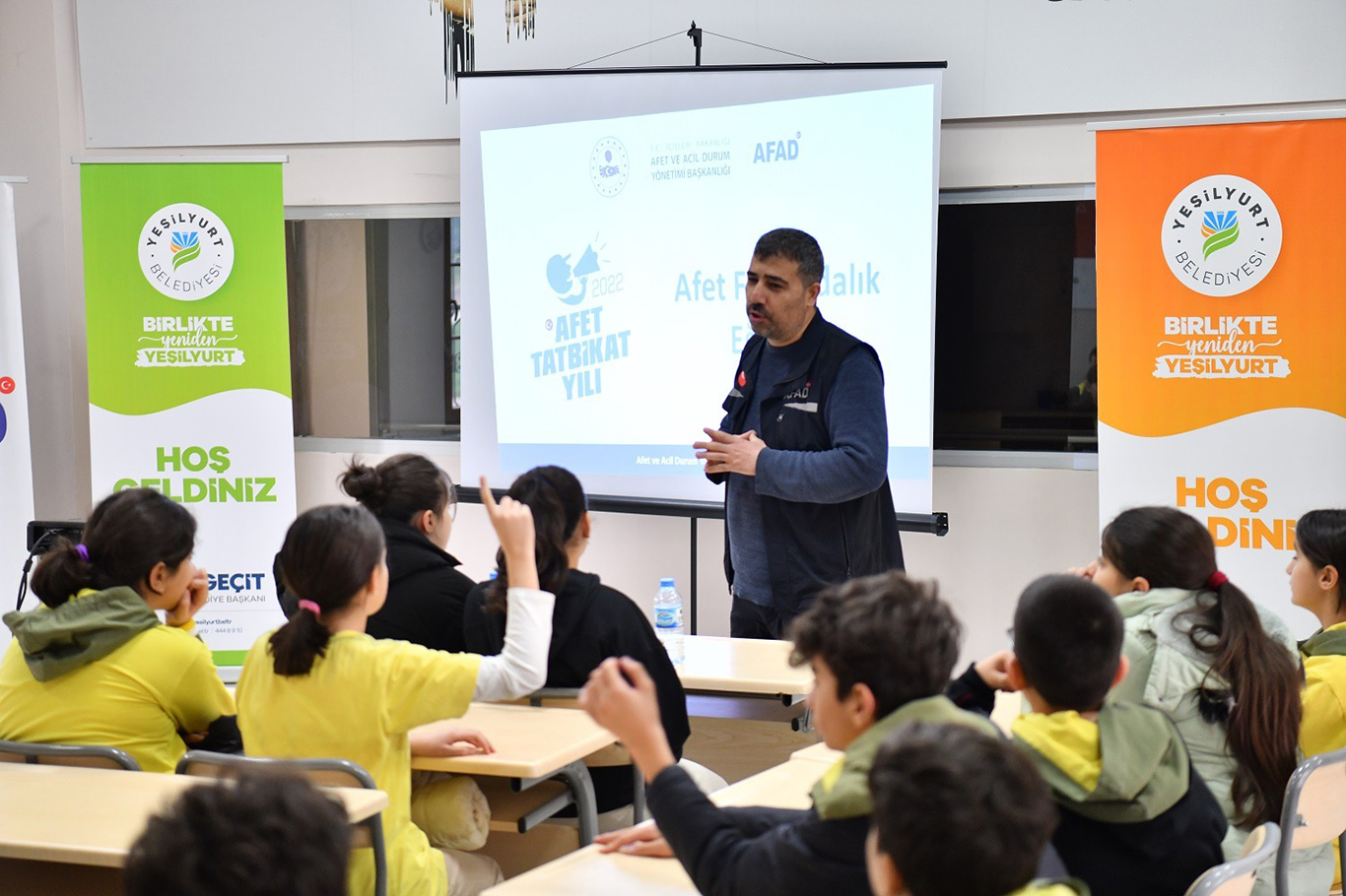 Yeşilyurt'ta öğrencilere uygulamalı deprem eğitimi