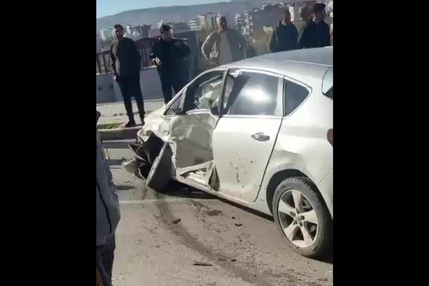 Siirt’te transit araç ile otomobil çarpıştı: İki sürücü yaralandı