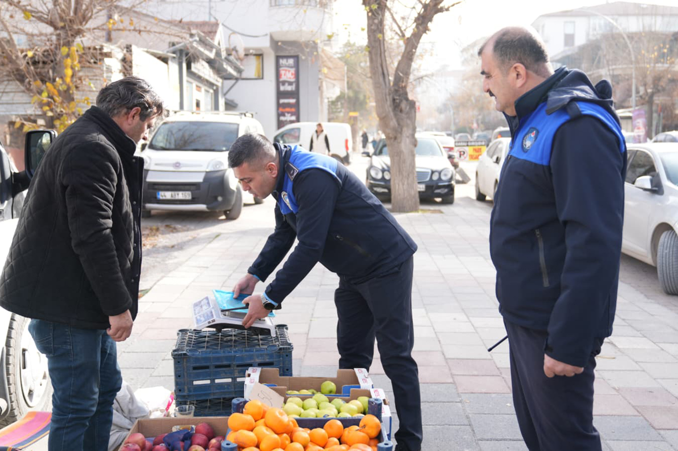 Malatya'da zabıta ekipleri sahada: Yol güvenliği ve pazar denetimi