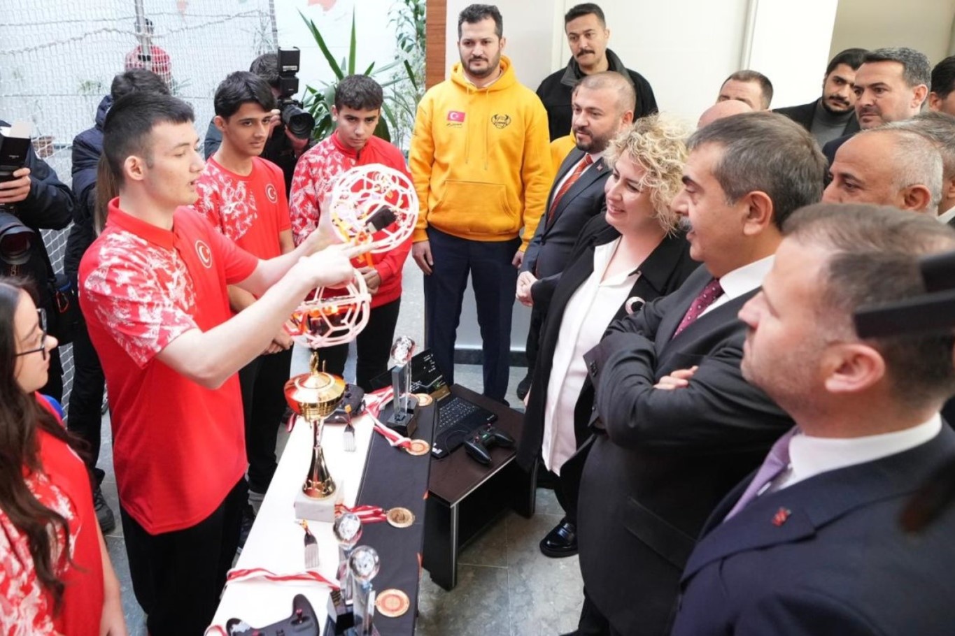 Bakan Tekin: Aldığımız her karar mutlaka bir öğretmenler odasında konuşularak alındı