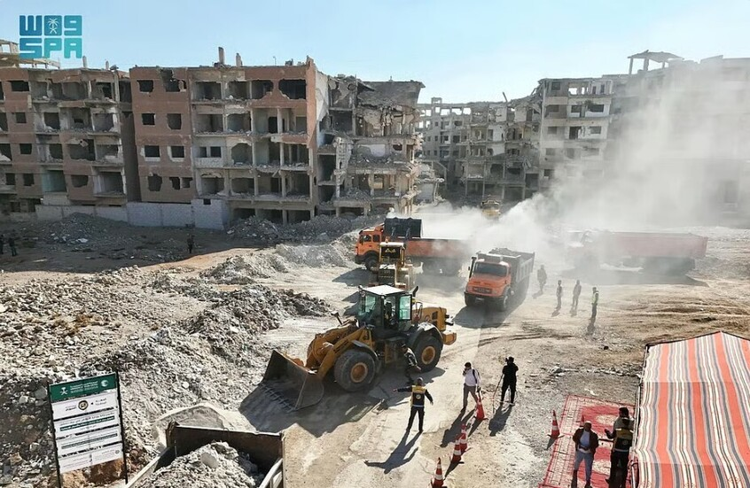 بدعم مركز الملك سلمان.. انطلاق إزالة أنقاض في دوما وداريا