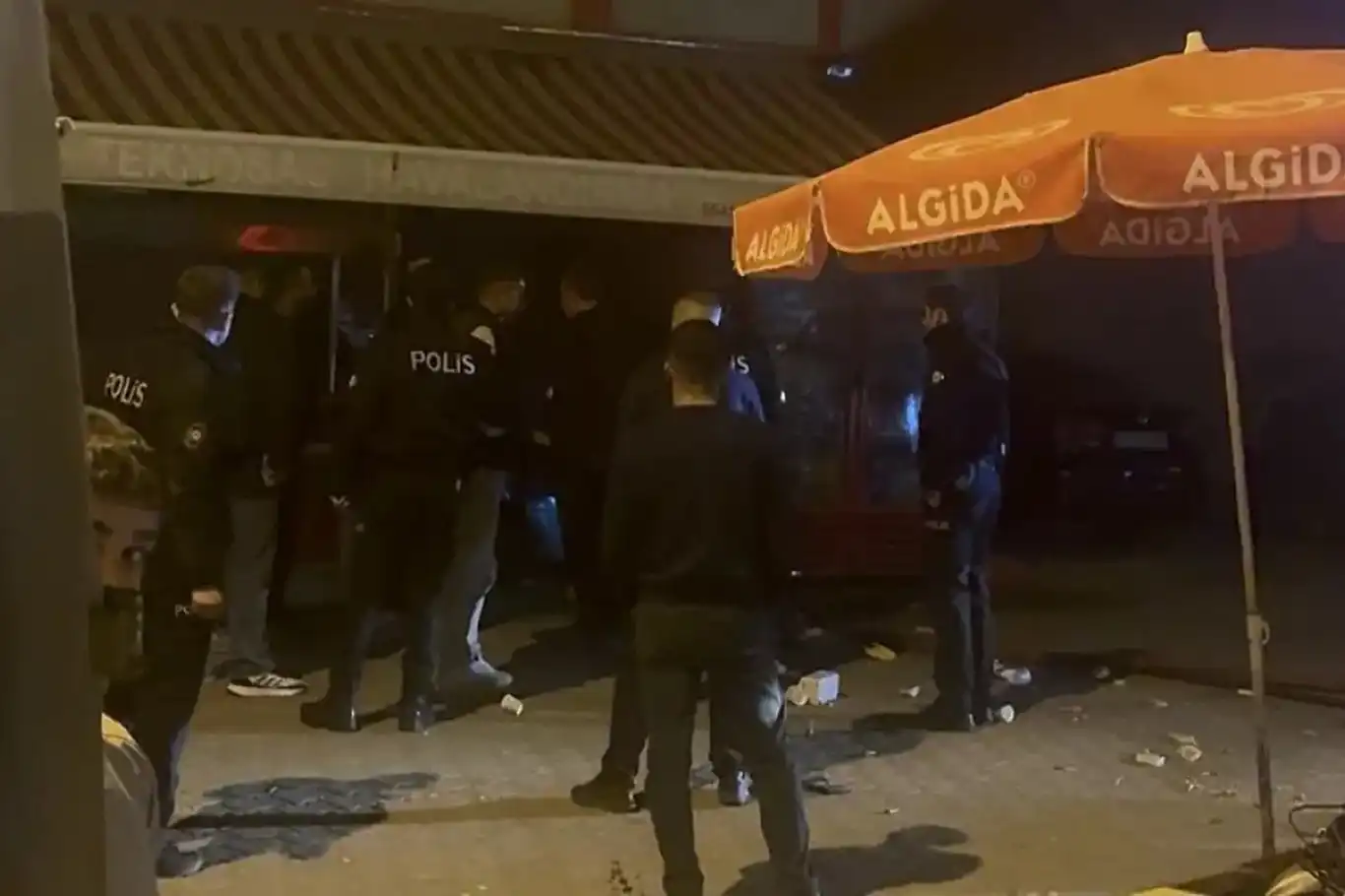 Hem dükkânı yaktı hem müdahaleye engel oldu