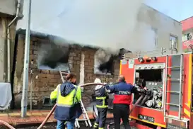 Siirt’te evlerin bulunduğu alanda odunluk yangını