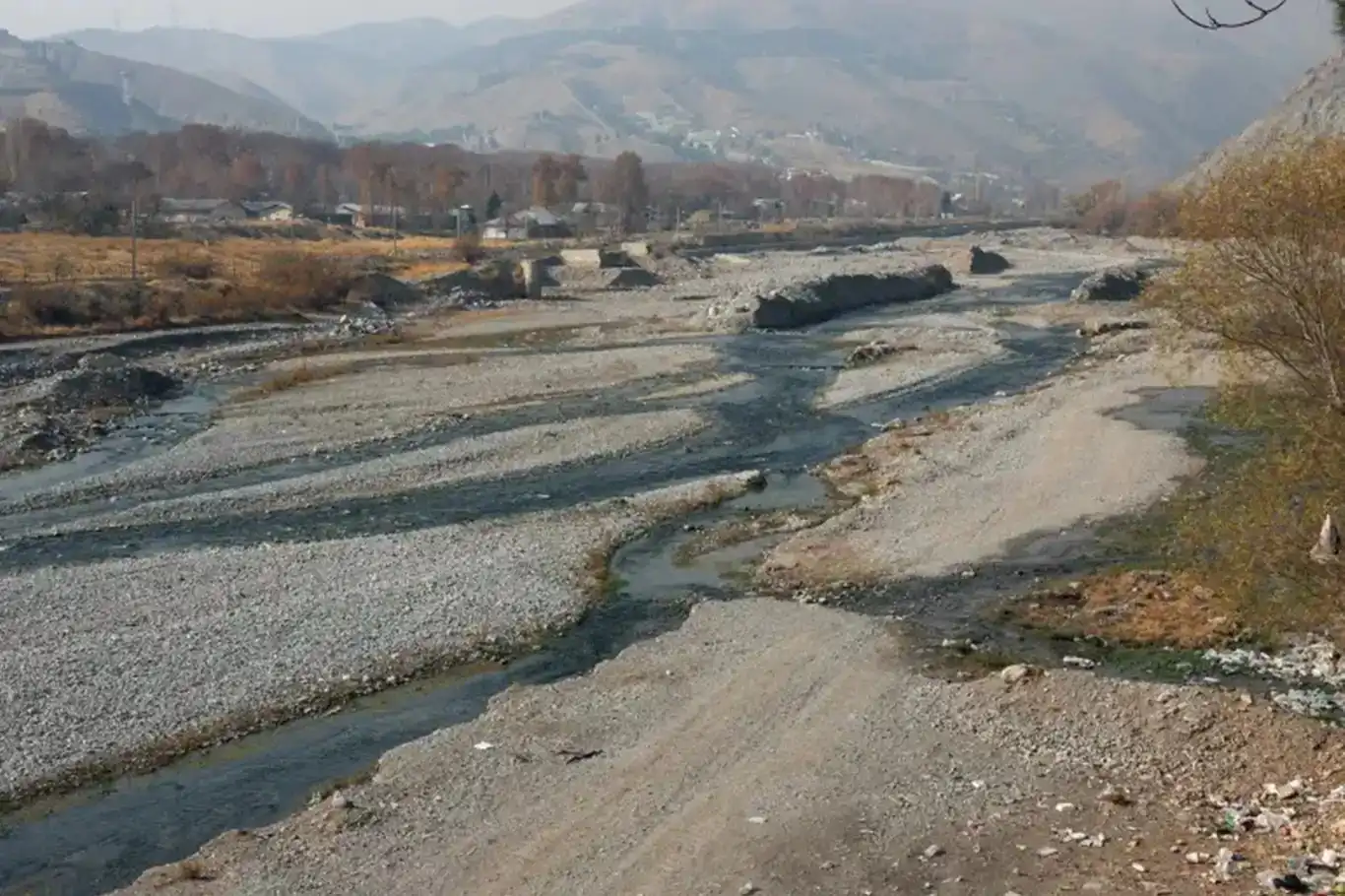 إيران تشهد تراجعاً حاداً في منسوب المياه بأحد أكبر سدودها