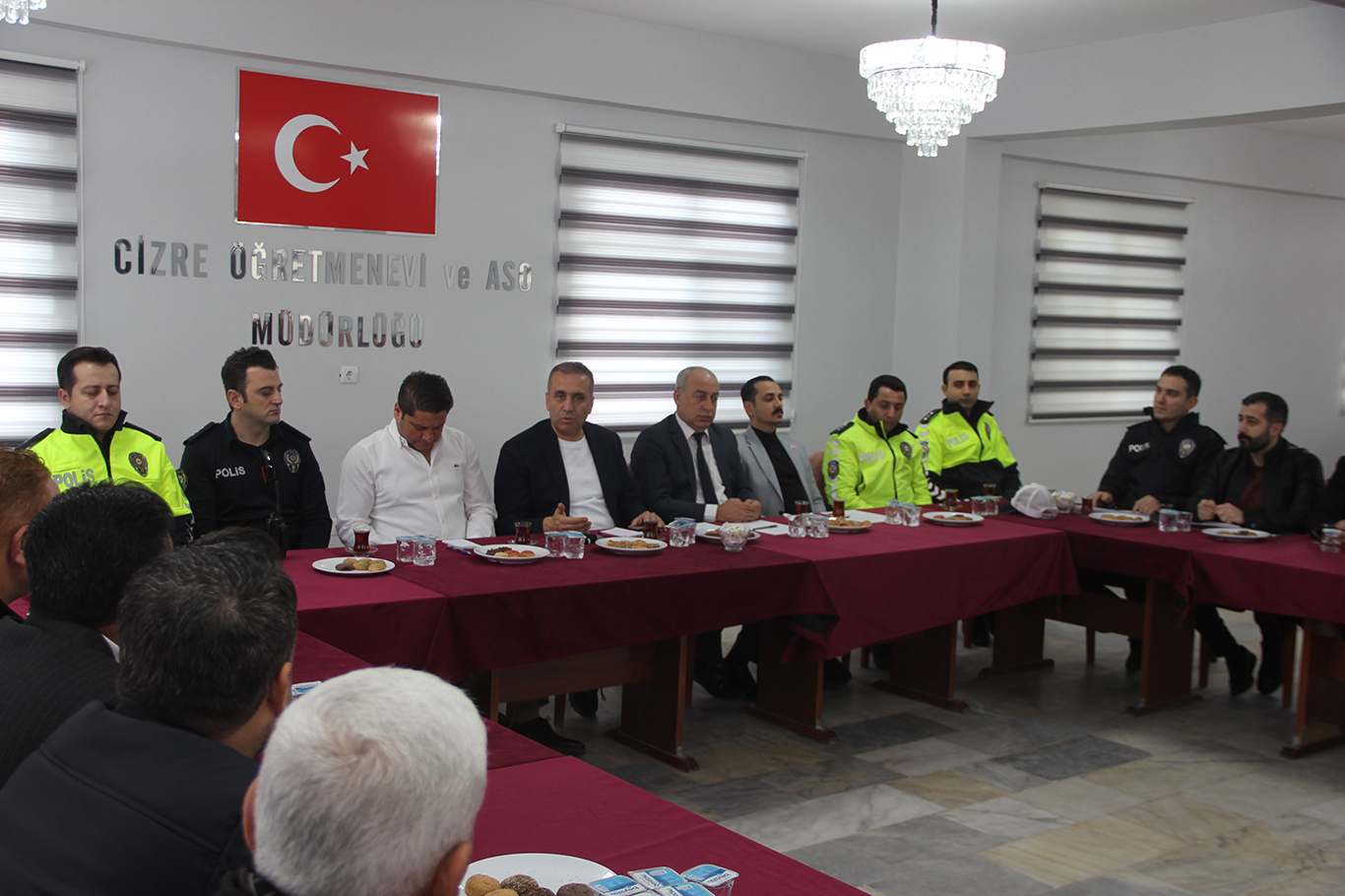 Şırnak İl Emniyet Müdürü Sazak, Cizreli muhtarlarla bir araya geldi