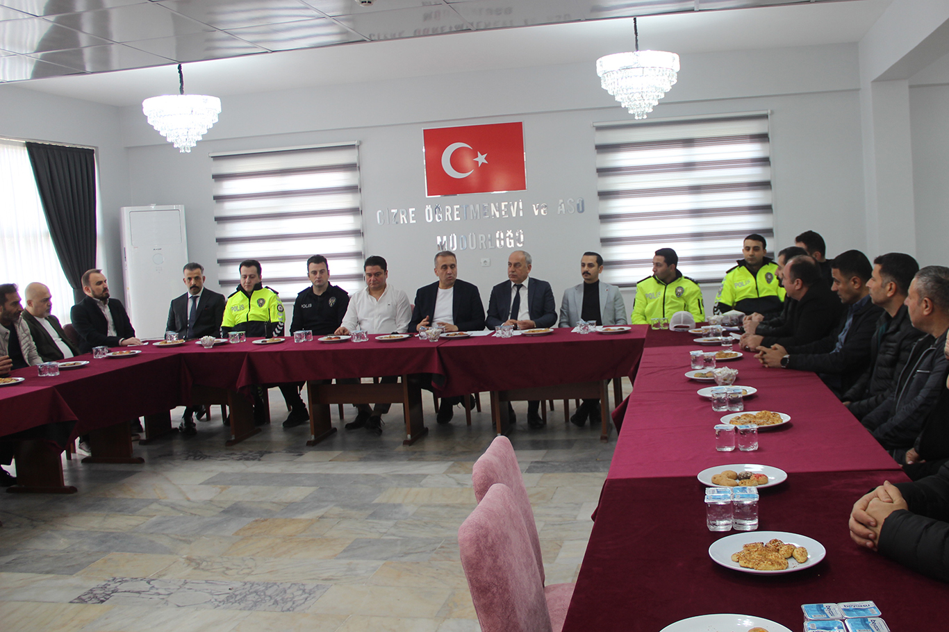 Şırnak İl Emniyet Müdürü Sazak, Cizreli muhtarlarla bir araya geldi