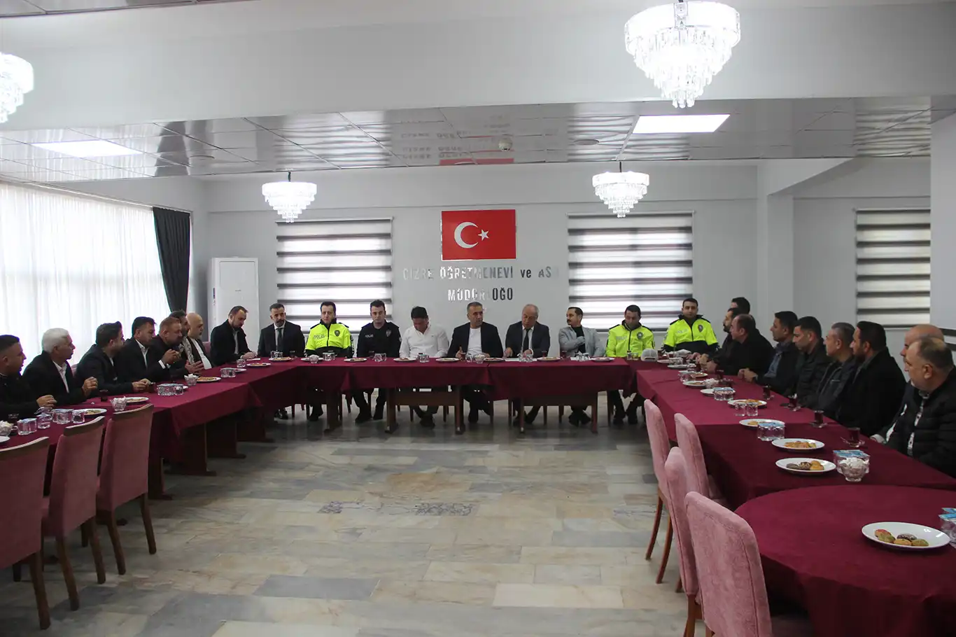 Şırnak İl Emniyet Müdürü Sazak, Cizreli muhtarlarla bir araya geldi