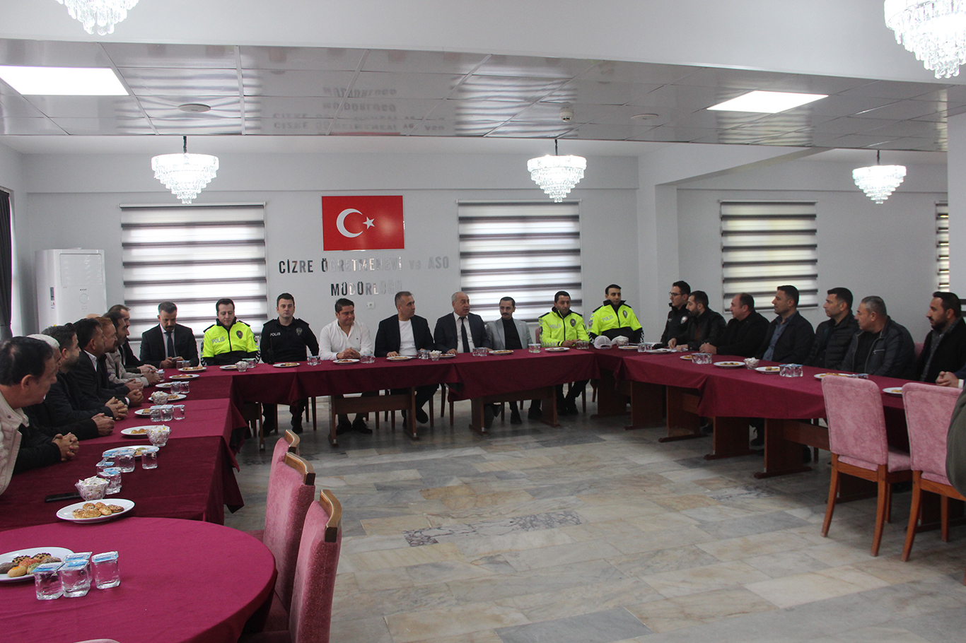 Şırnak İl Emniyet Müdürü Sazak, Cizreli muhtarlarla bir araya geldi