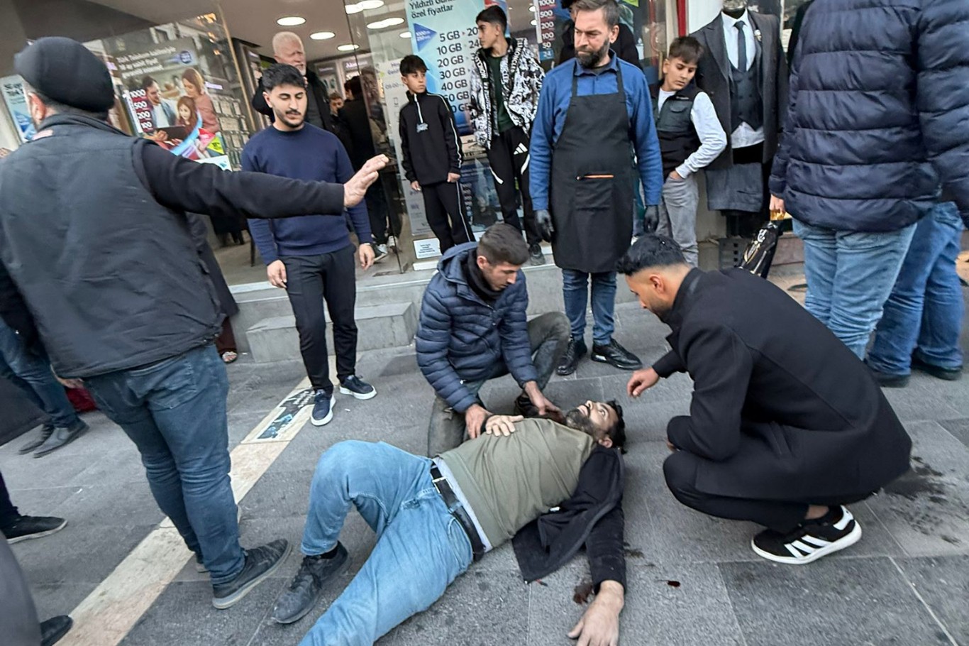 Mardin’de klima montajı sırasında 2’nci kattan düşerek yaralandı