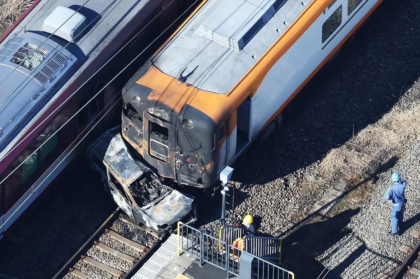 Japonya'da otomobil ile yolcu treni çarpıştı