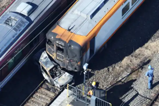 Japonya'da otomobil ile yolcu treni çarpıştı