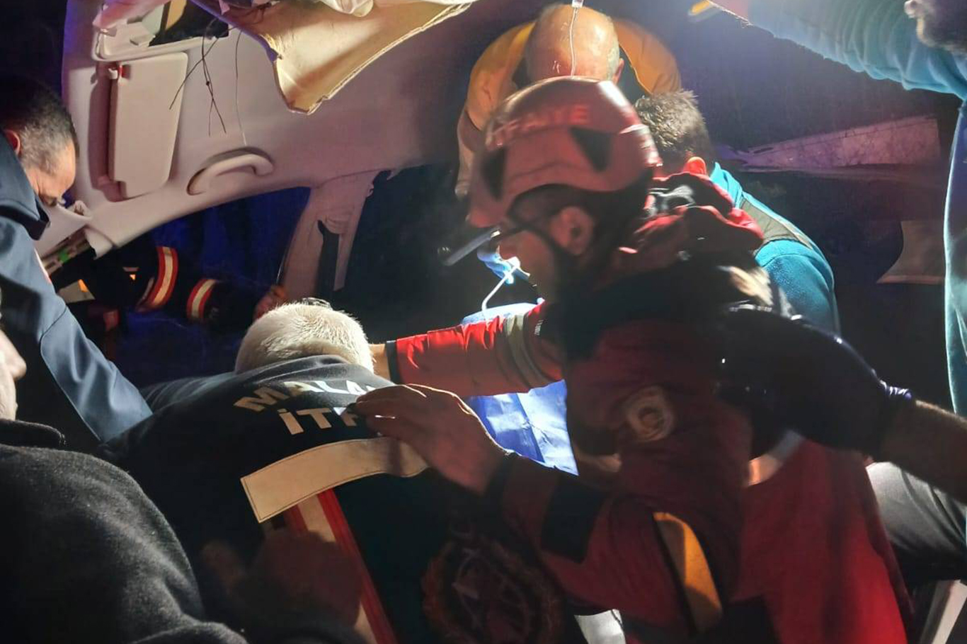 Malatya'da kontrolden çıkan araç kaza yaptı: 1'i ağır 2 yaralı