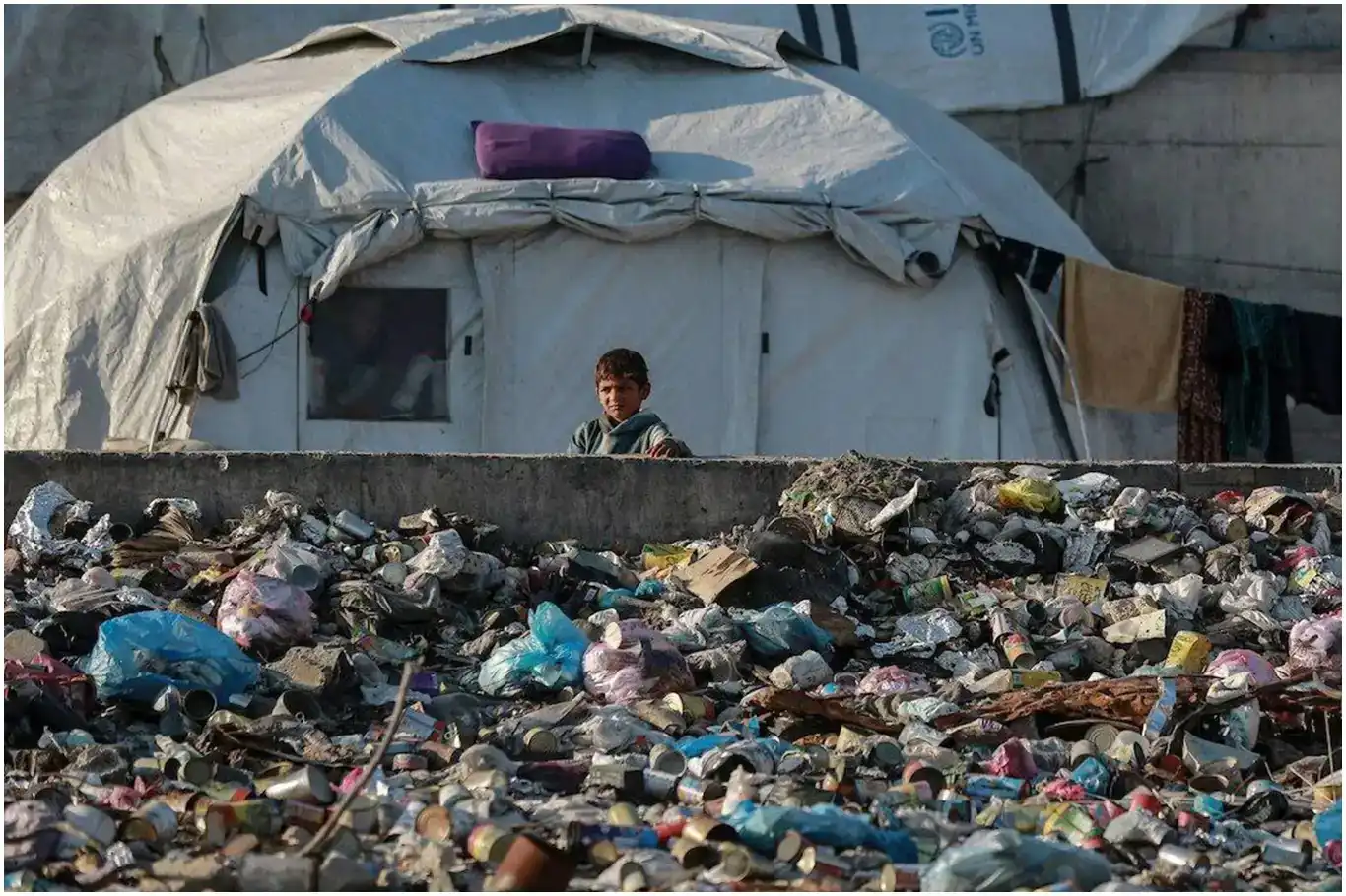 غزة..معاناة يومية بين أكوام النفايات بسبب الحرب والحصار الصهيوني