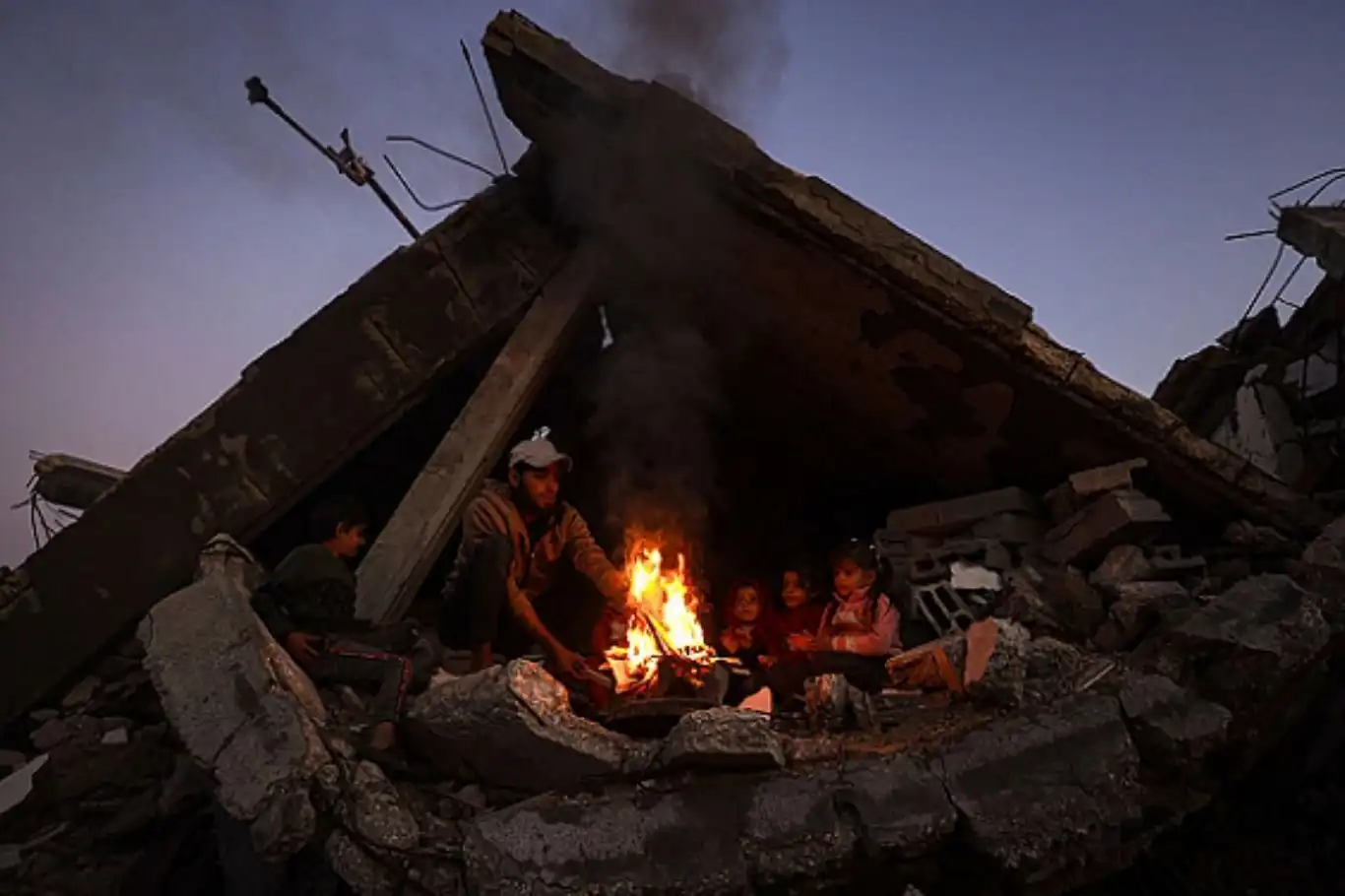 غزة..3 شهداء بقصف صهيوني في حي الشجاعية وإصابات بانهيار منزل