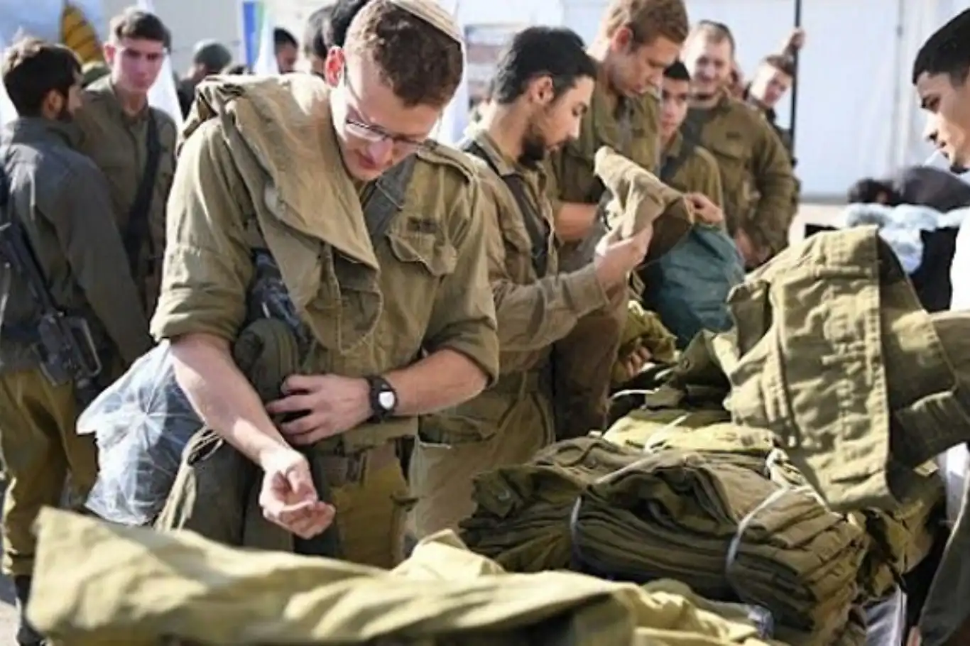 الكيان الصهيوني يزوّد 10 آلاف جندي احتياطي بأسلحة داخل منازلهم