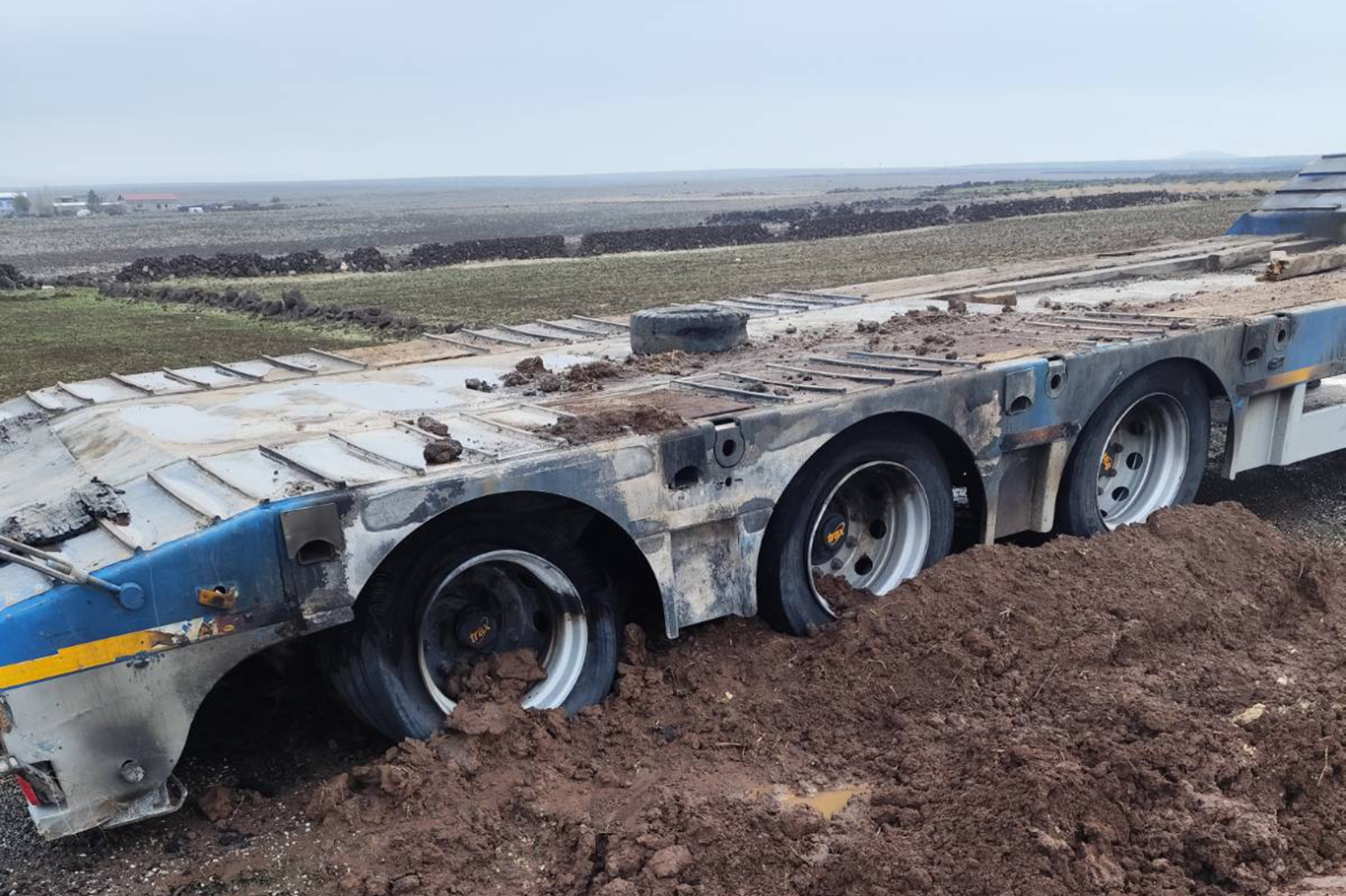 Diyarbakır'da tır'ın dorsesi alev alarak yandı