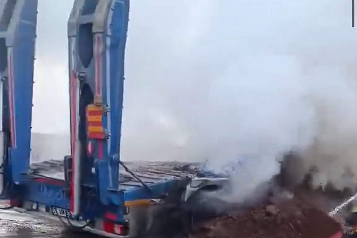 Diyarbakır'da tır'ın dorsesi alev alarak yandı