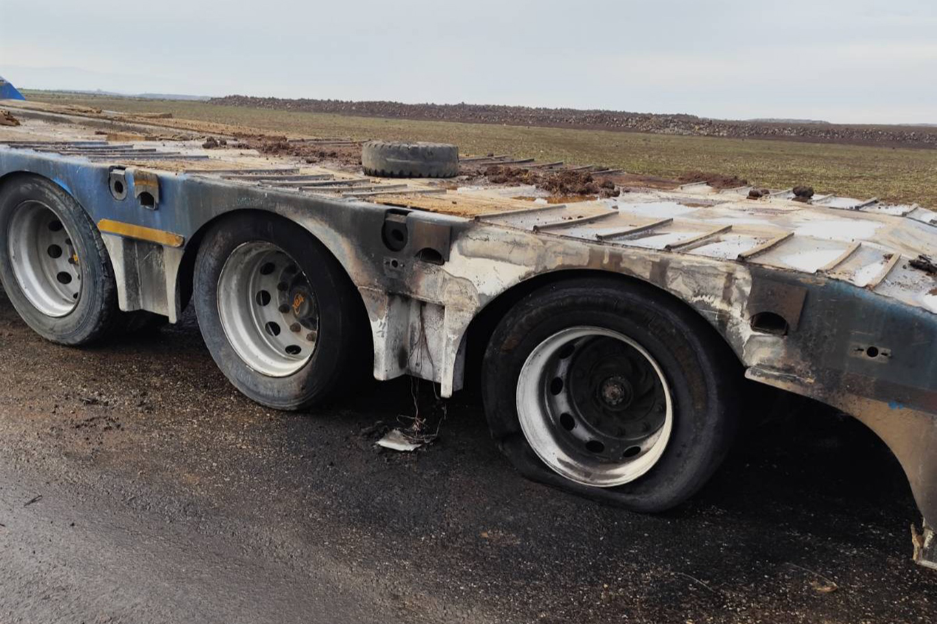 Diyarbakır'da tır'ın dorsesi alev alarak yandı