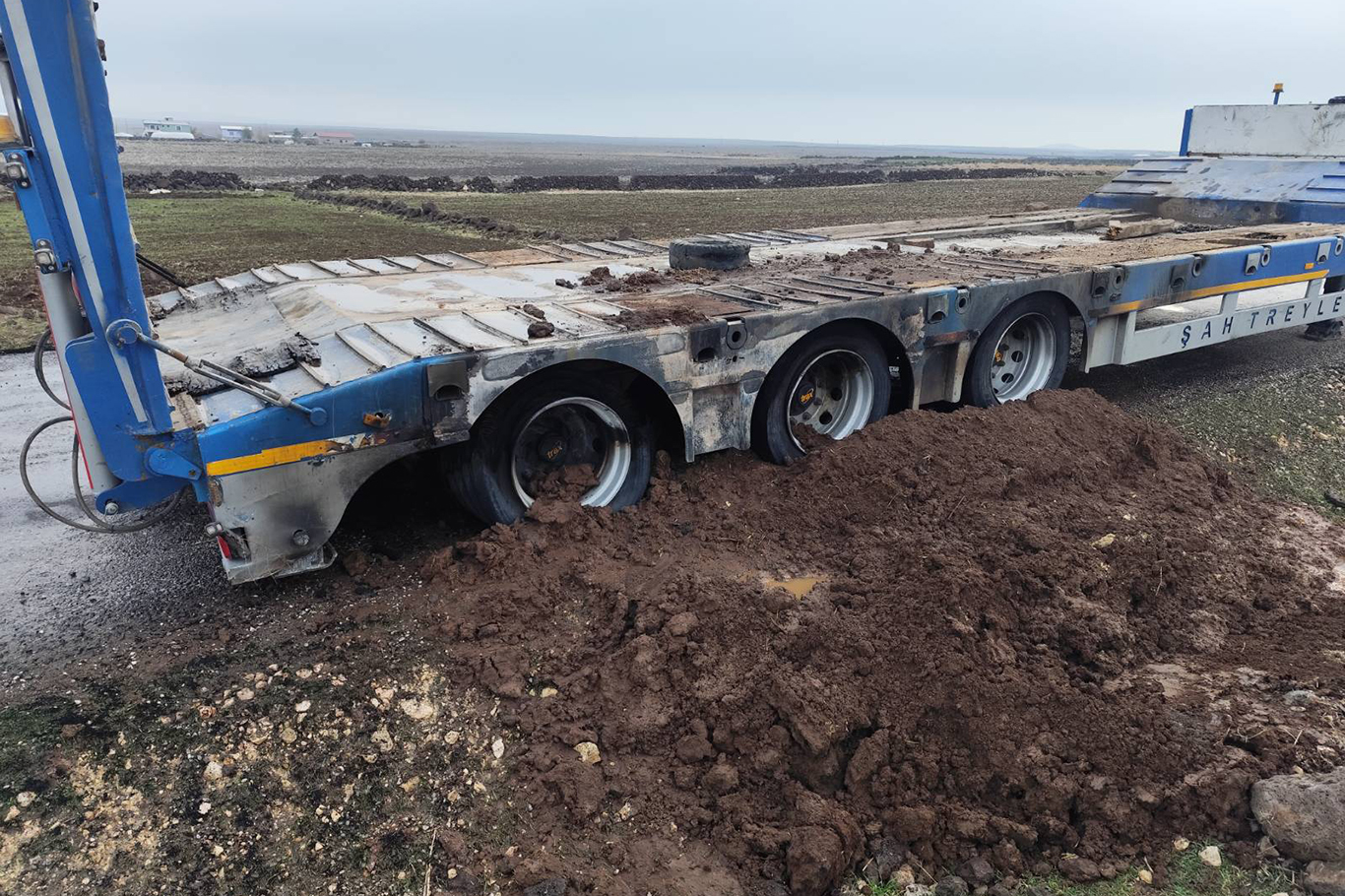 Diyarbakır'da tır'ın dorsesi alev alarak yandı