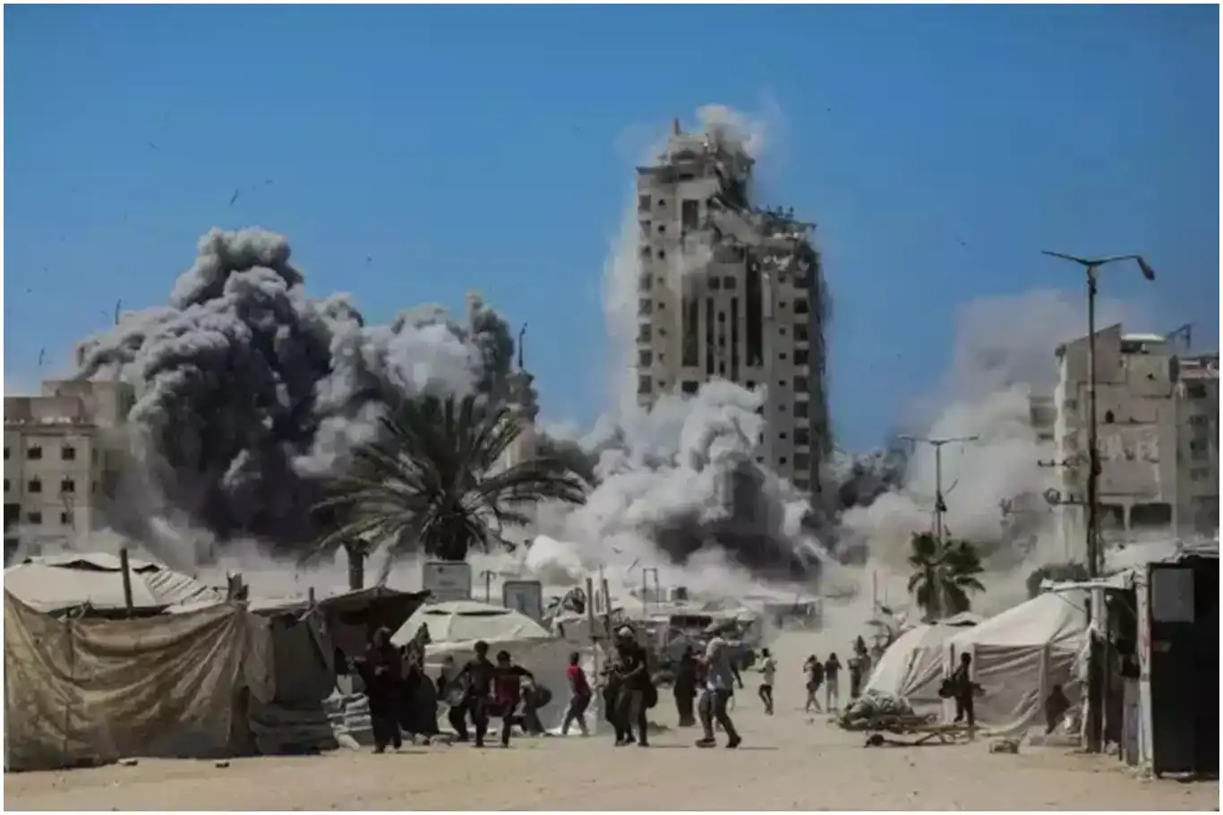 انهيار 22 مبنى في غزة بسبب العاصفة واستشهاد 18 فلسطينيًا