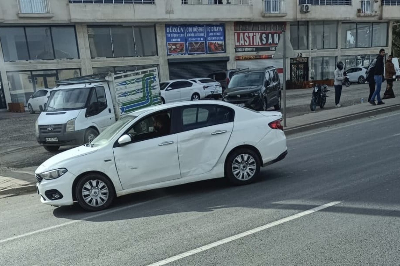 Mardin’de tır, trafik ışıklarında otomobili ile çarpıştı