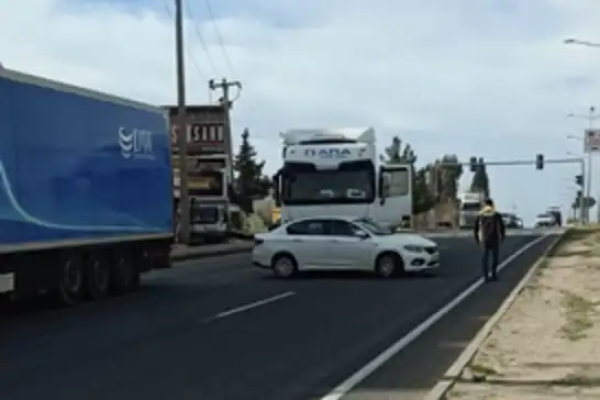Mardin’de tır, trafik ışıklarında otomobili ile çarpıştı