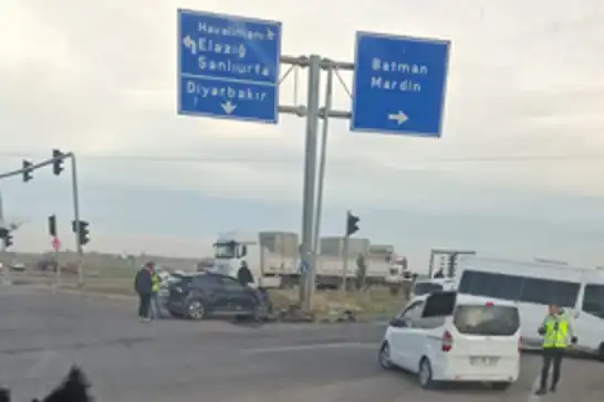 Diyarbakır'da minibüs ile otomobil çarpıştı