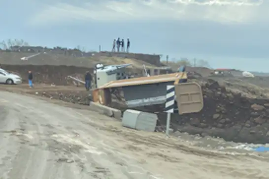 Diyarbakır'da kontrolden çıkan kamyon devrilerek yan yattı