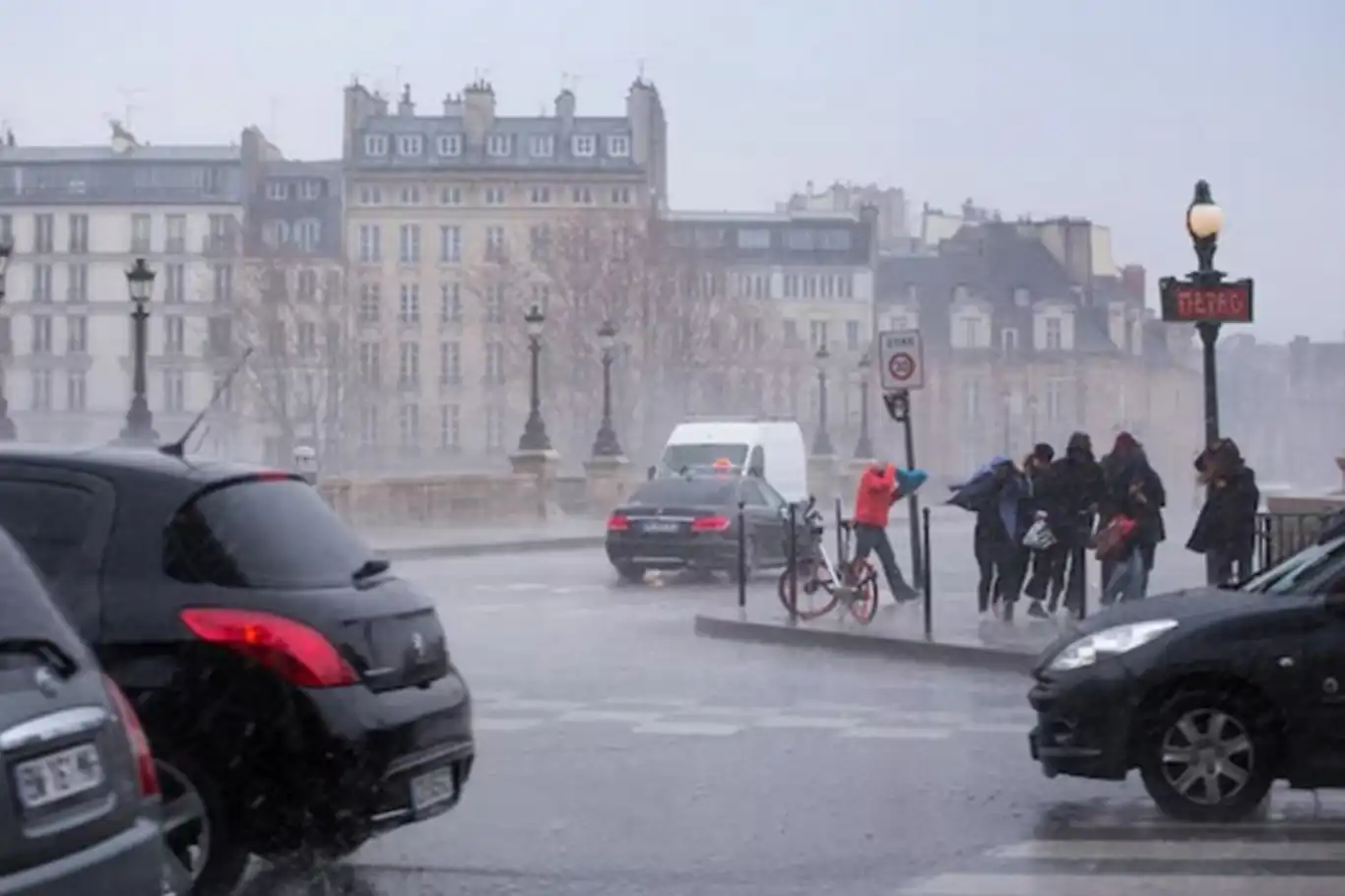 Fransa'da şiddetli yağışlar nedeniyle turuncu alarm