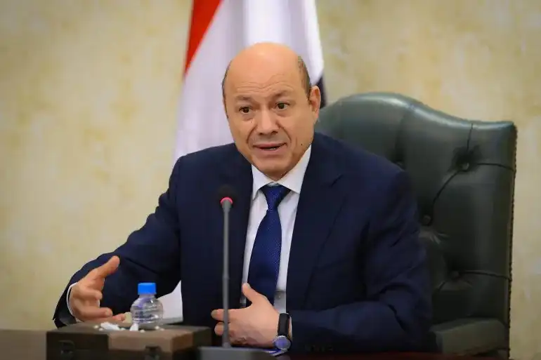 العليمي يحذّر مسؤولين يمنيين من استغلال مناصبهم لمكاسب سياسية