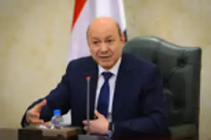 العليمي يحذّر مسؤولين يمنيين من استغلال مناصبهم لمكاسب سياسية