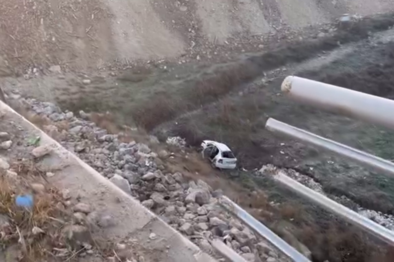 Kontrolden çıkan otomobil dereye düştü: 1 ölü 2 yaralı