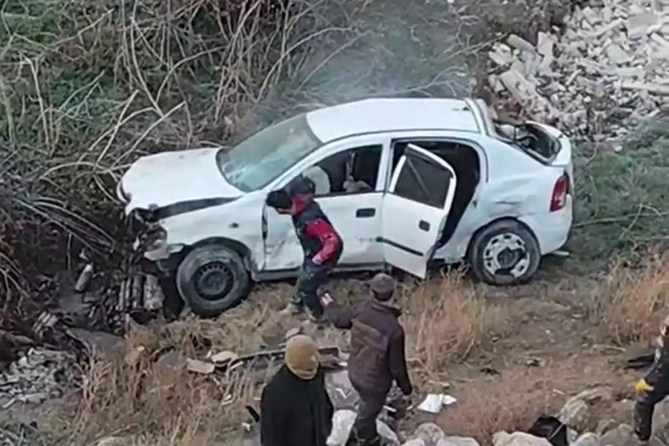 Kontrolden çıkan otomobil dereye düştü: 1 ölü 2 yaralı