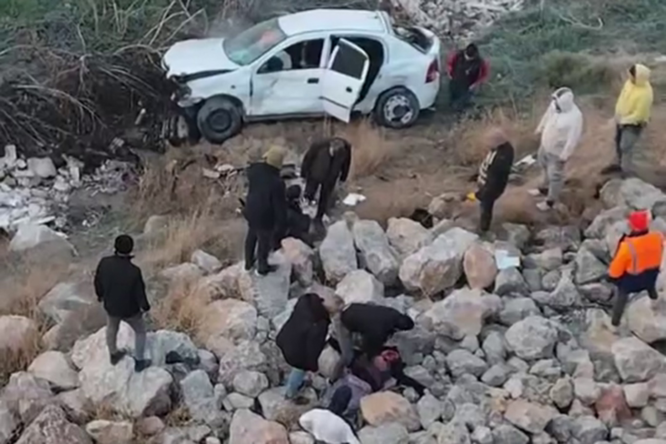 Kontrolden çıkan otomobil dereye düştü: 1 ölü 2 yaralı