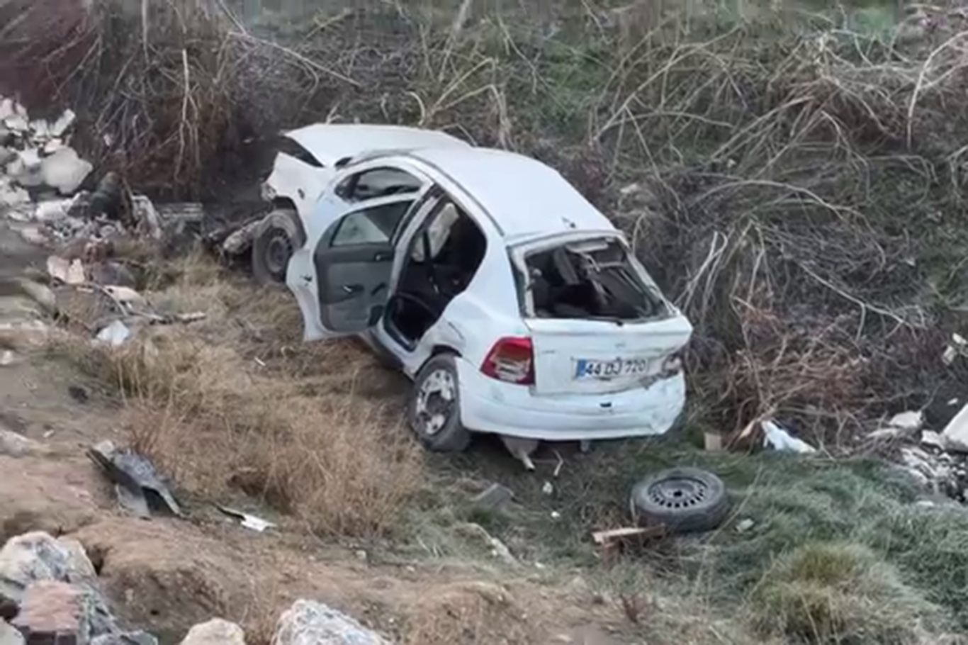 Kontrolden çıkan otomobil dereye düştü: 1 ölü 2 yaralı