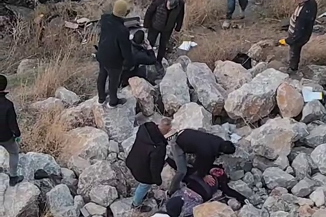 Kontrolden çıkan otomobil dereye düştü: 1 ölü 2 yaralı