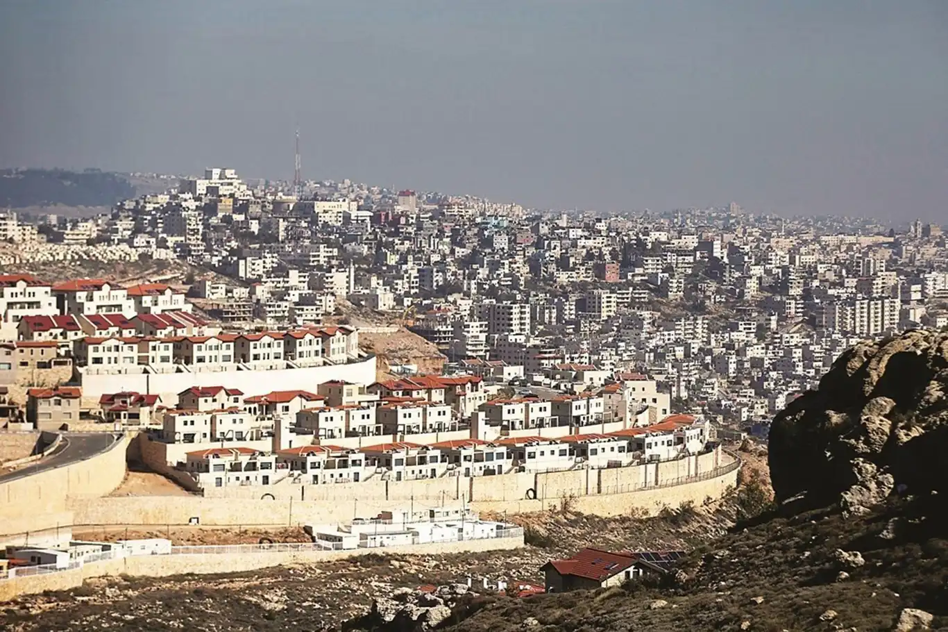 İngiltere: israilin 19 yeni yerleşim kararı barışı tehdit ediyor